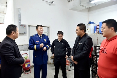 新疆昌吉15個(gè)消防檢查組集中開展夜查行動(dòng)，筑牢消防安全防線